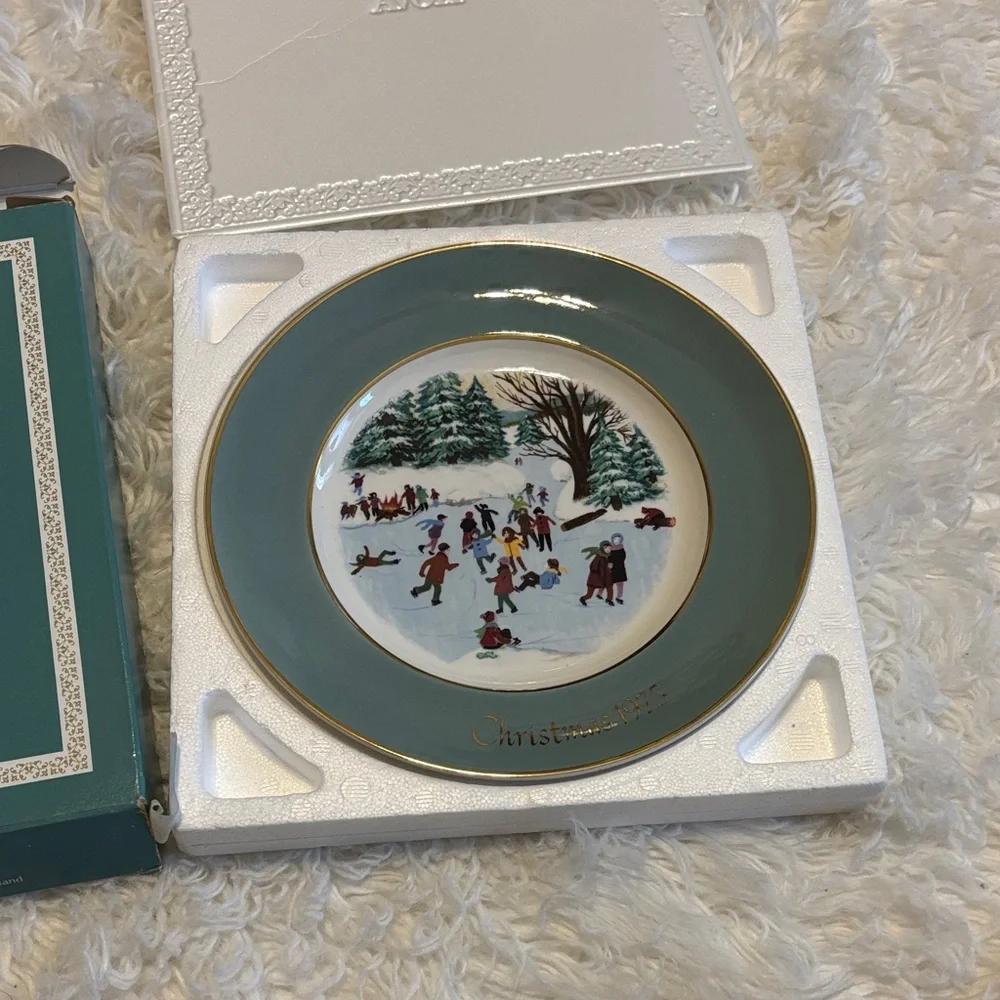 Vintage Avon Annual Christmas Plate 1975